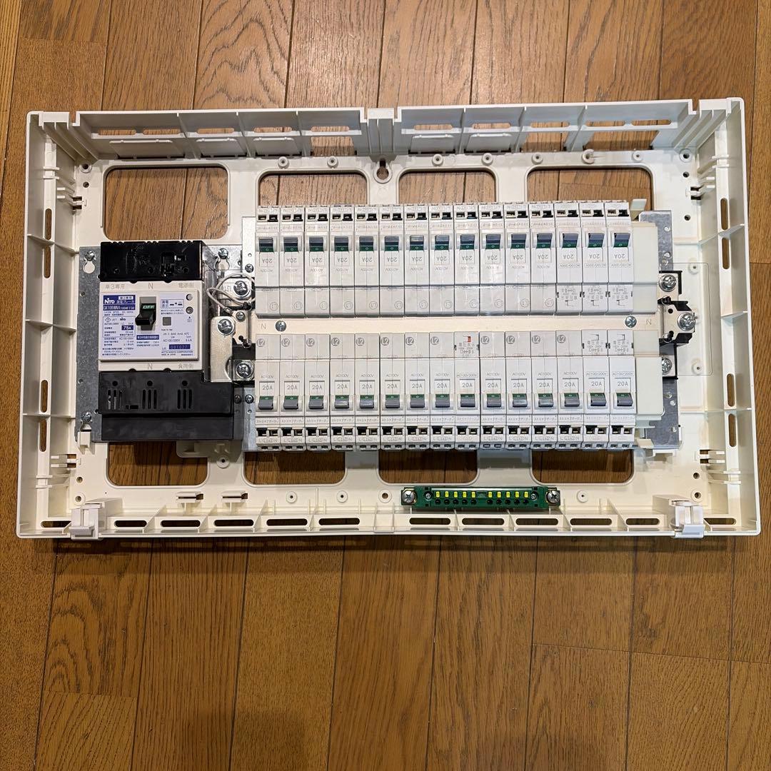 中古の電灯分電盤 メイン75A-30回路 2SPホワイト