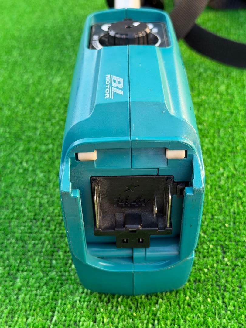 makita マキタ　充電式草刈機 MUR142UD