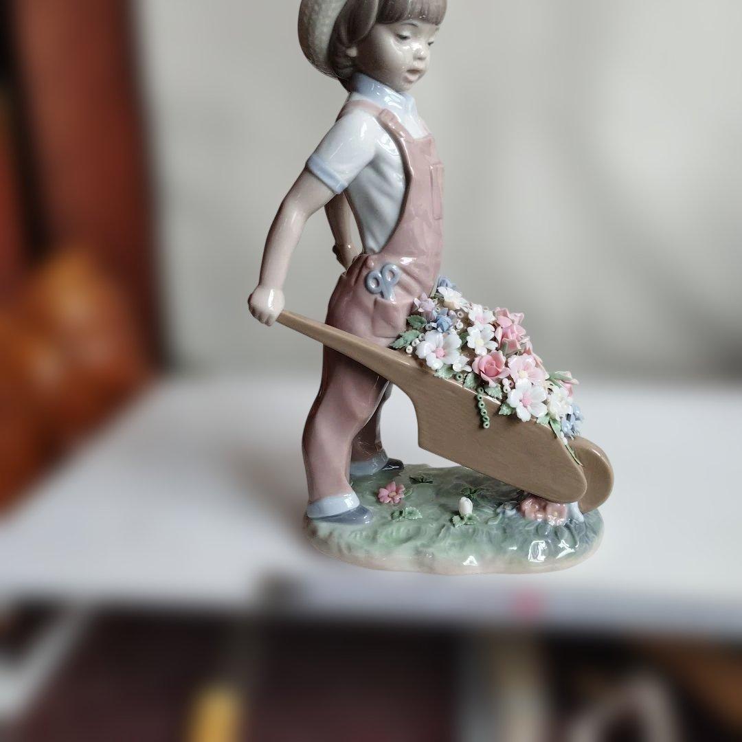 陶器製 子供の像 花手押し車