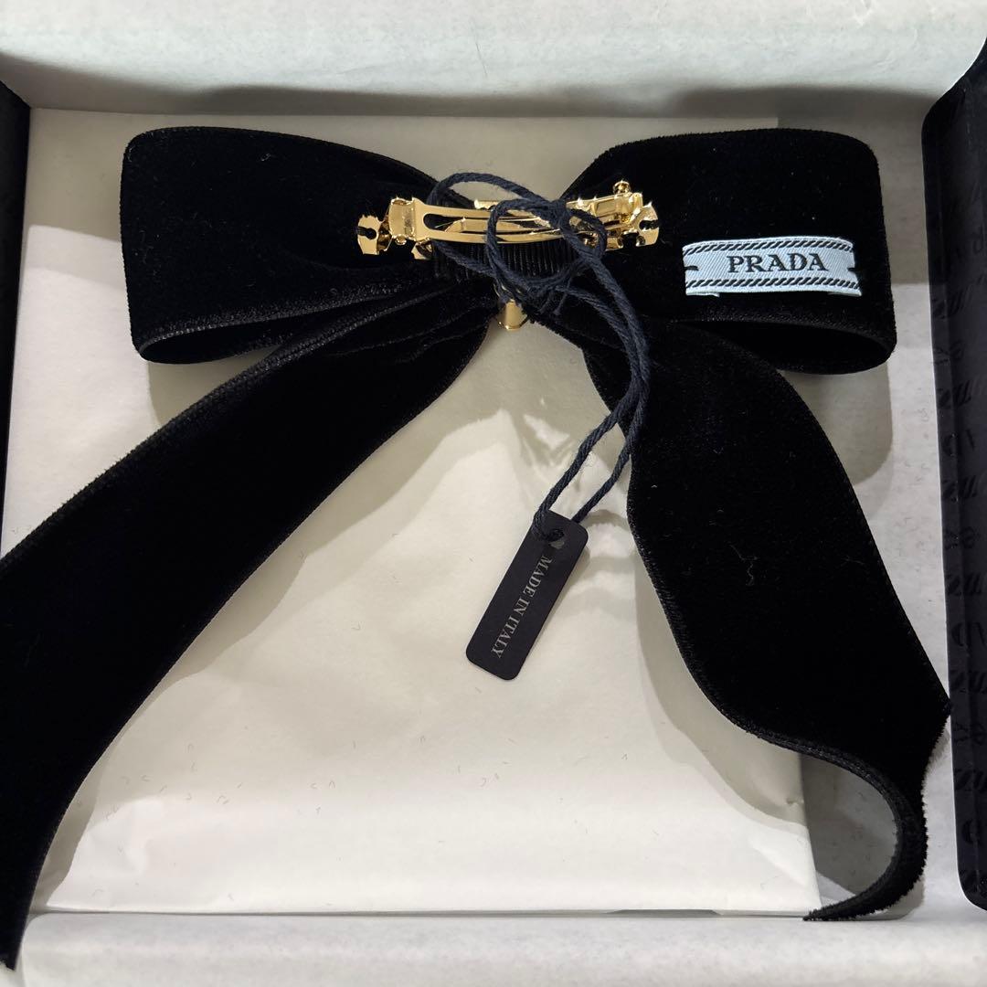 PRADA ブラックベルベットブローチ