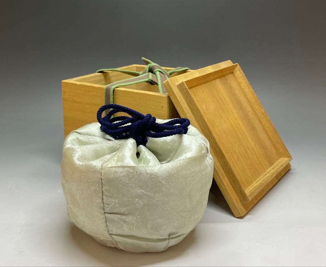 五代　楽吉左衛門　宗入　黒茶碗　共箱(四方桟盛蓋) 　仕覆　共布　e432a