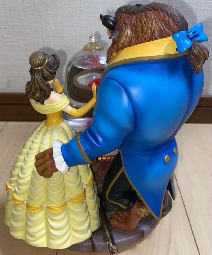 ディズニー　美女と野獣　オルゴール付きスノードームフィギュア