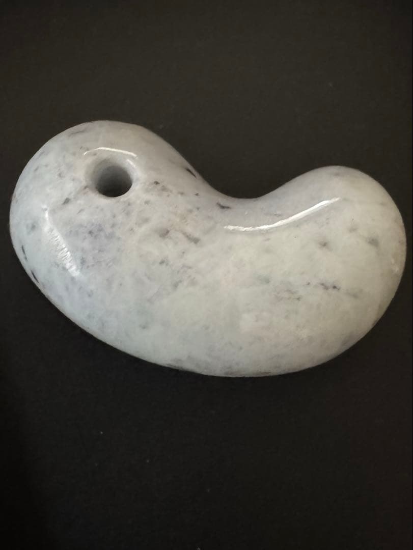 【糸魚川翡翠】勾玉　綺麗なラベンダーカラー