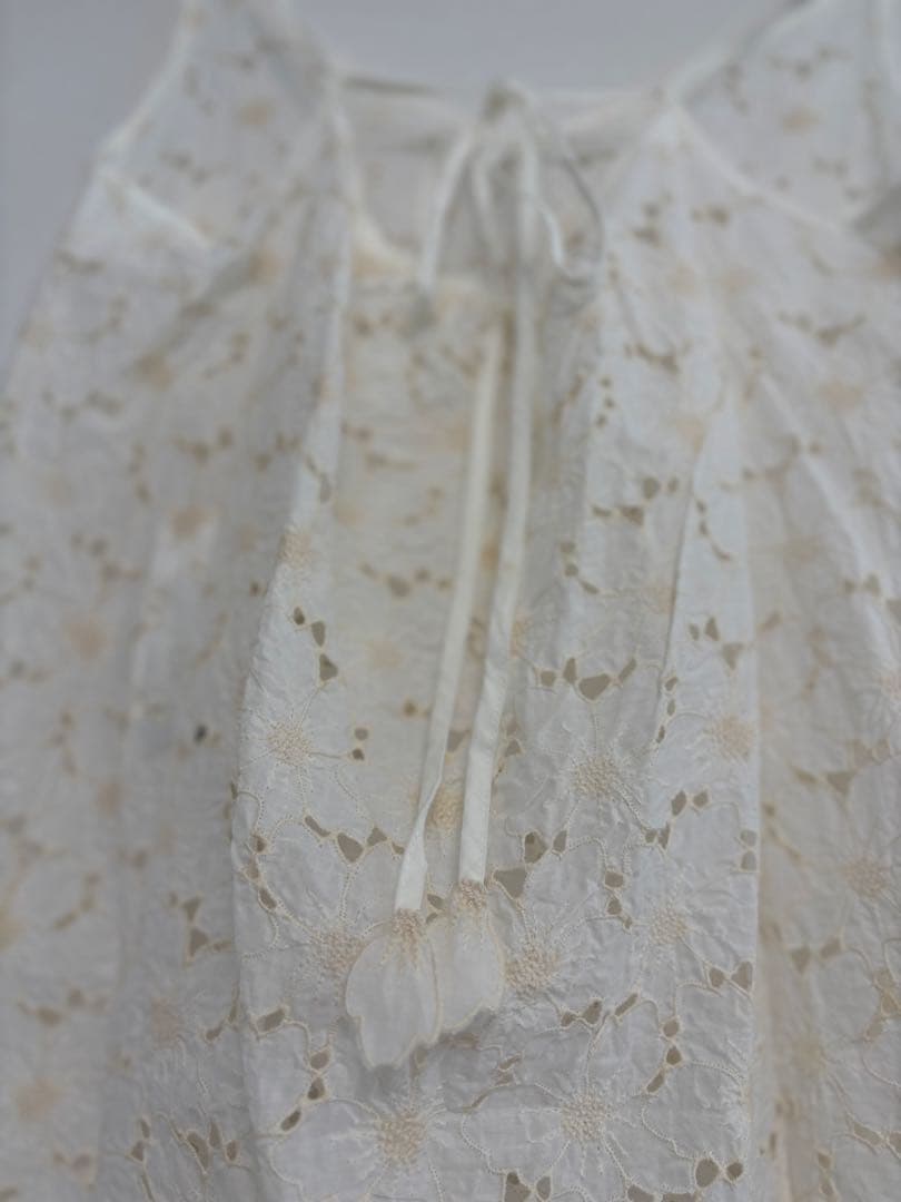 プリスティン　花柄刺繍 ホワイトキャミソール