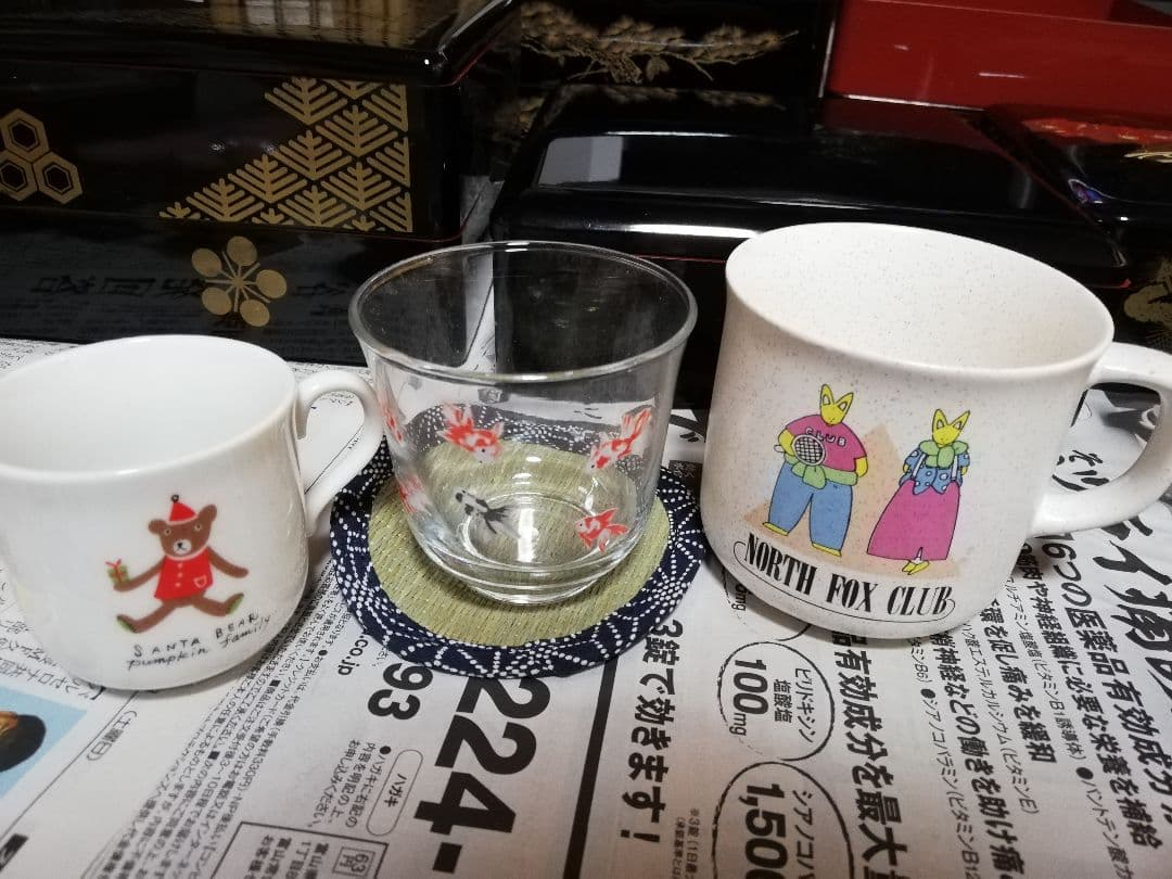 お重箱とコップ