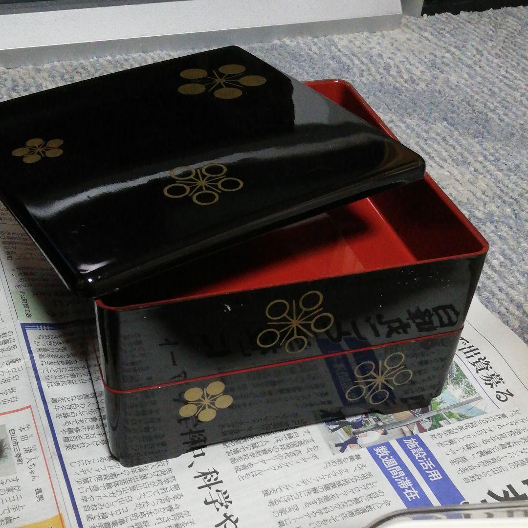 お重箱とコップ