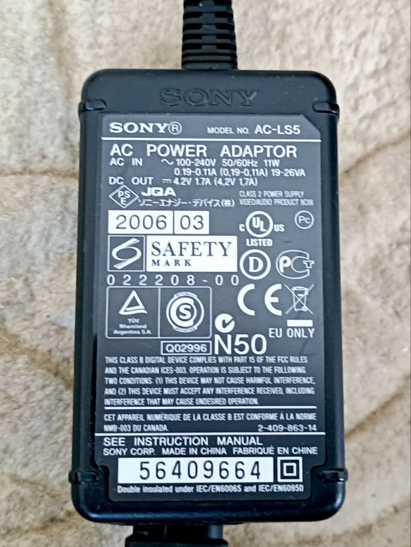 SonyソニーCyber-shot DSC-T5 •ステーション•革製カバー付き