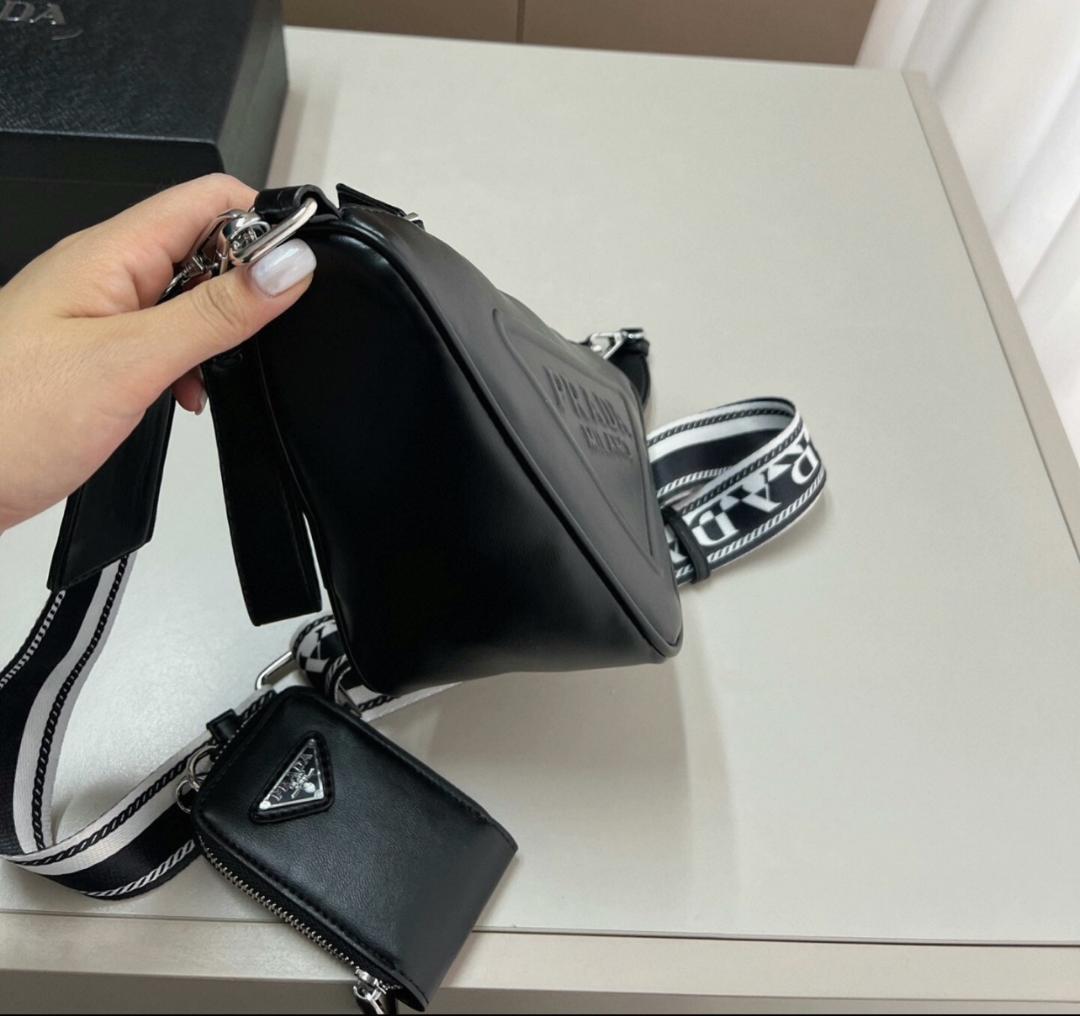 トライアングル ボディバッグ