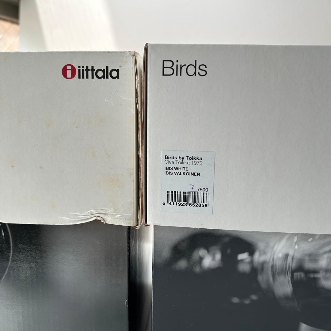 赤と白のガラス製鳥フィギュア