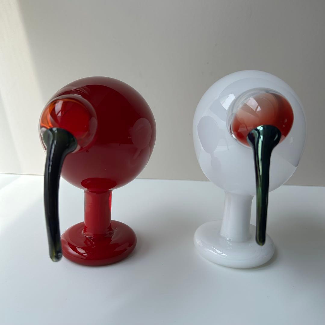 赤と白のガラス製鳥フィギュア