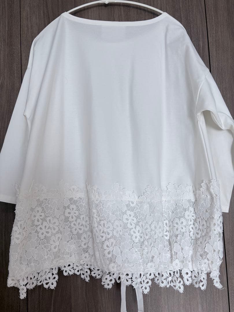 BEARDSLEY 裾レースブラウス　フラワーモチーフ