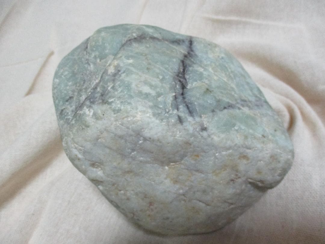 糸魚川　翡翠　原石　２．２ｋｇ　姫川産　ヒスイ　宝石　水石　鑑賞石　国産鉱物