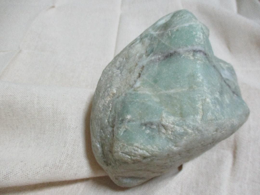 糸魚川　翡翠　原石　２．２ｋｇ　姫川産　ヒスイ　宝石　水石　鑑賞石　国産鉱物