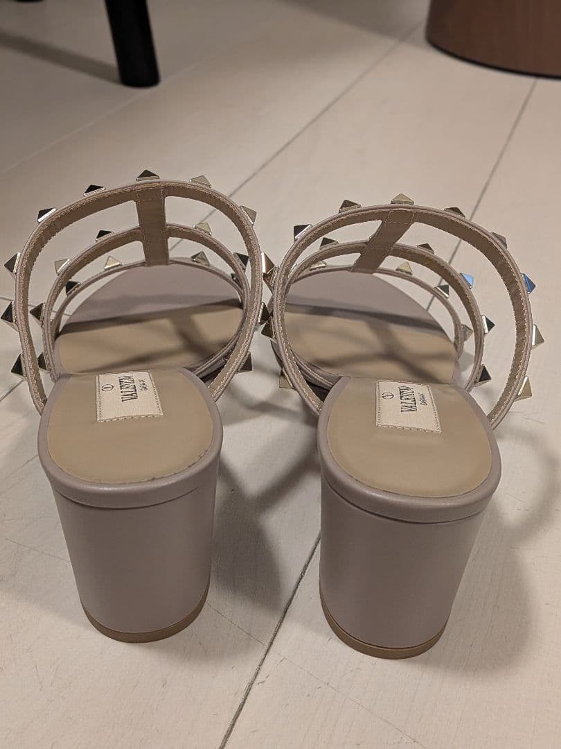 VALENTINO スタッズ付きミュール ベージュ