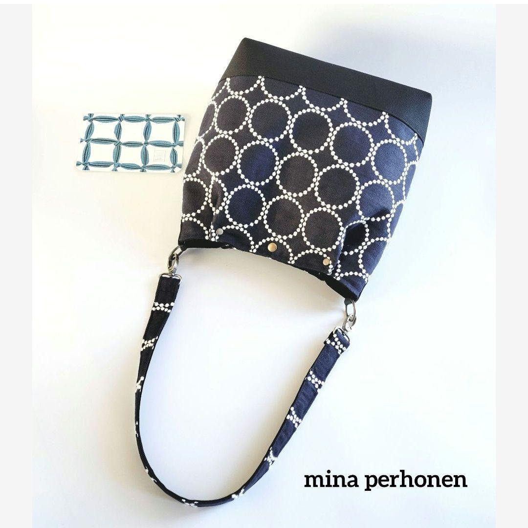 ミナペルホネン　大きめショルダーバック 新作タンバリン　(ネイビー)