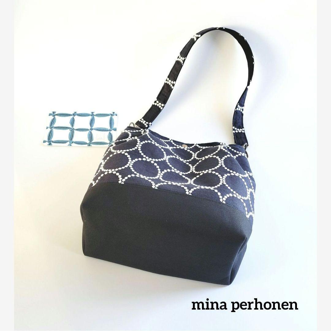 ミナペルホネン　大きめショルダーバック 新作タンバリン　(ネイビー)