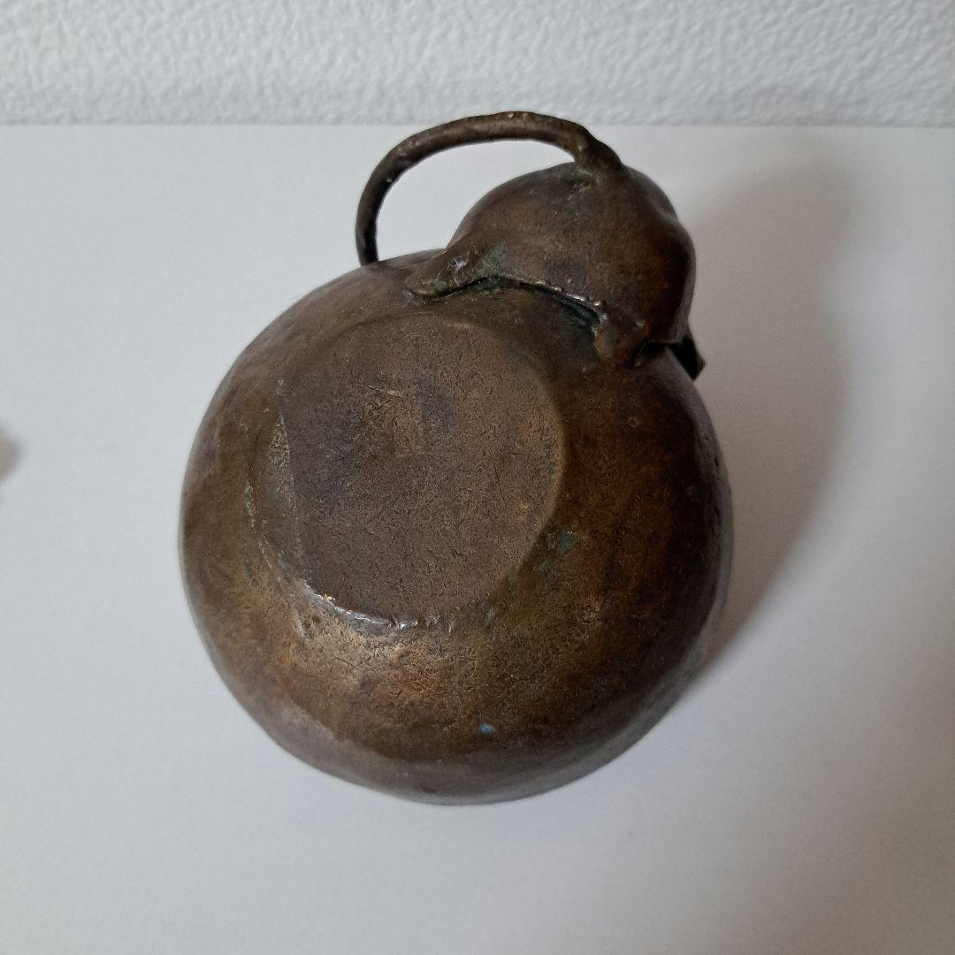 ネズミの装飾付き金属製ボウル