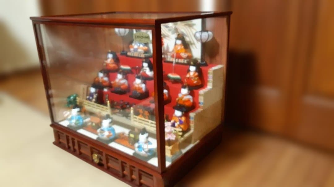 ■吉徳大光　オルゴール付ガラスケース入り　木目込みひな人形　15体■