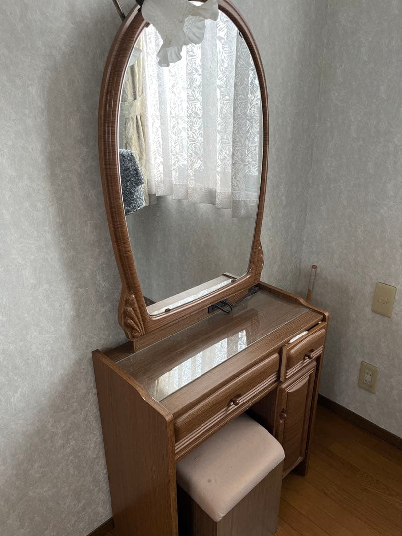 ブラウンのアーチ型ドレッサー アンティーク ライト付き 椅子付き
