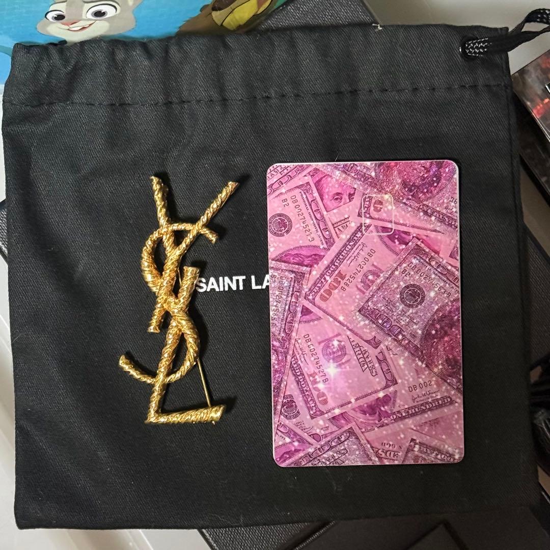 SAINT LAURENT ゴールド ロゴブローチ