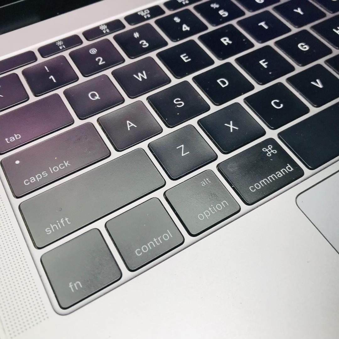 P91) MacBook Pro 13 i7 16G 256G 新品バッテリ