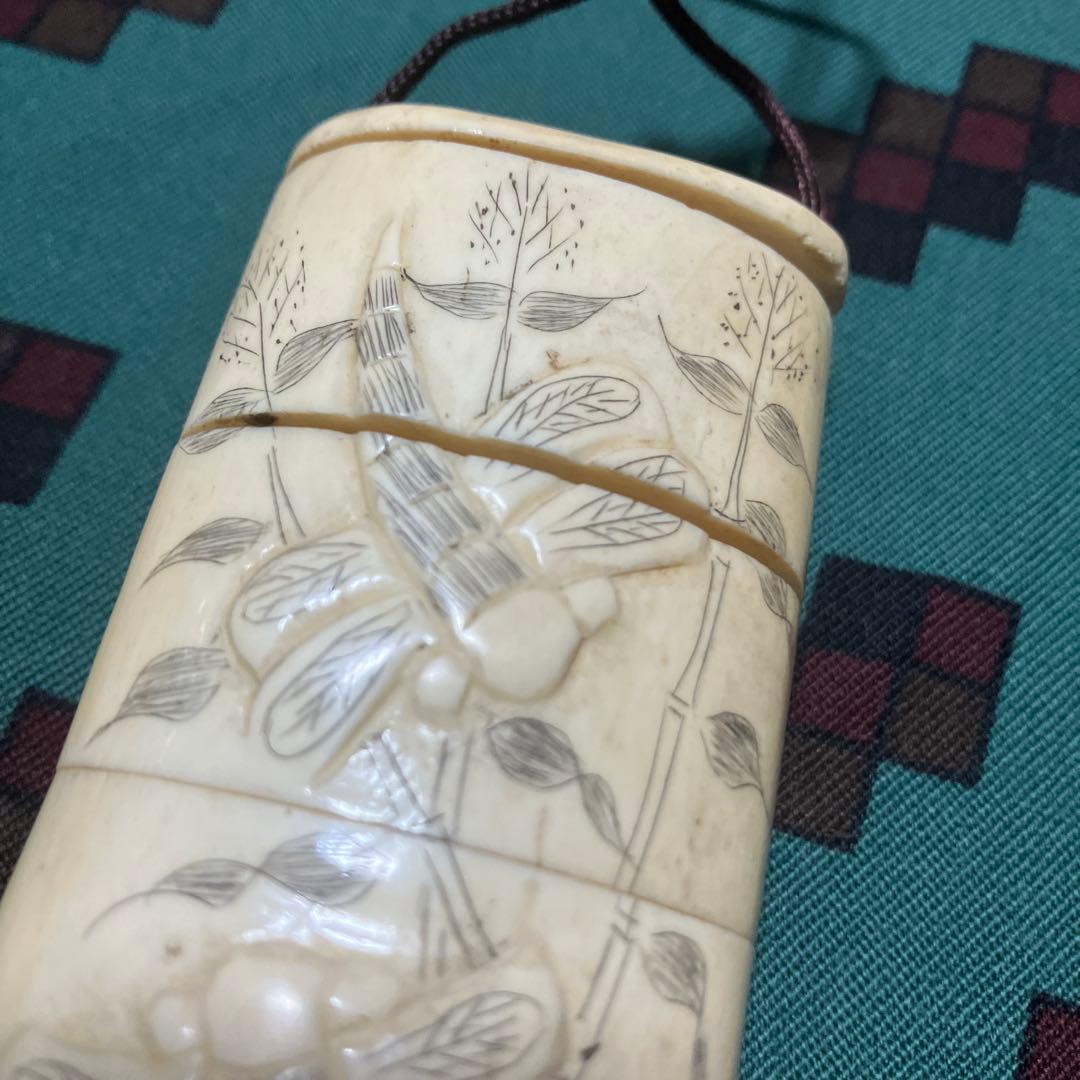 旧家蔵出し品　骨細工　印籠 花にトンボ　浮き彫り　彫刻　薬入