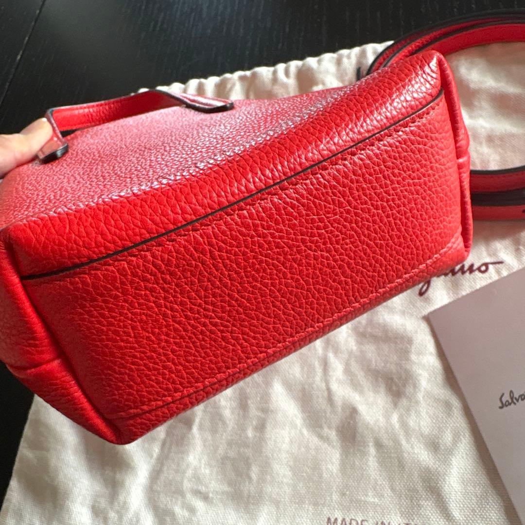 フェラガモ　ミニ　バッグ　2way レッド