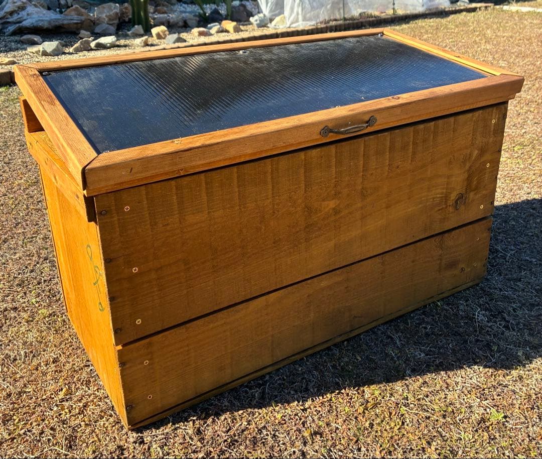 りんご箱で作ったキエーロ型コンポスト　黒ポリカ天板仕様