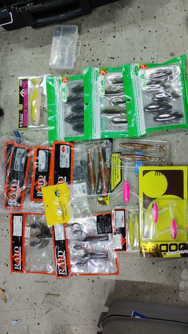 バスルアー　タックルボックス4つ　予備品　全て付けます　引退　レイドジャパン　等