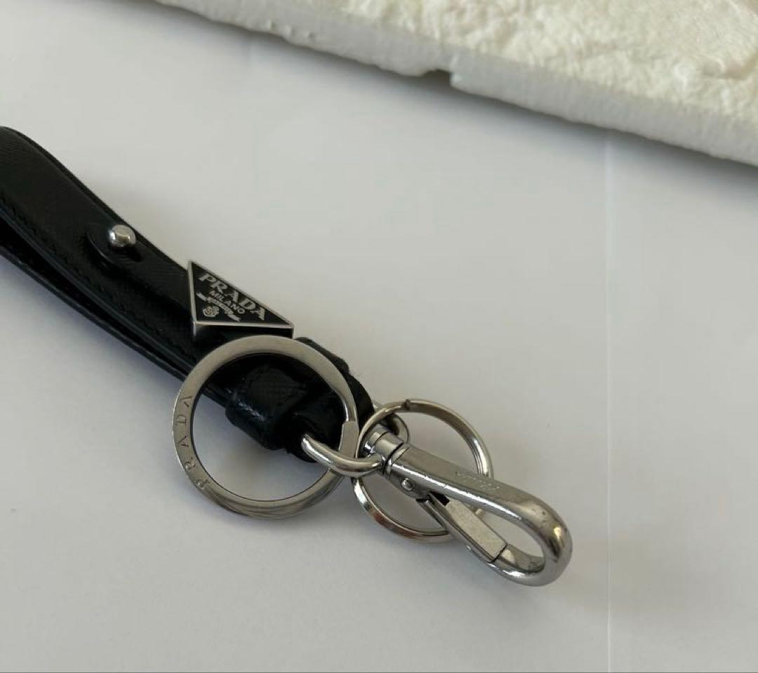PRADA プラダ　三角ロゴ　ブラックレザー キーホルダー　キーリング