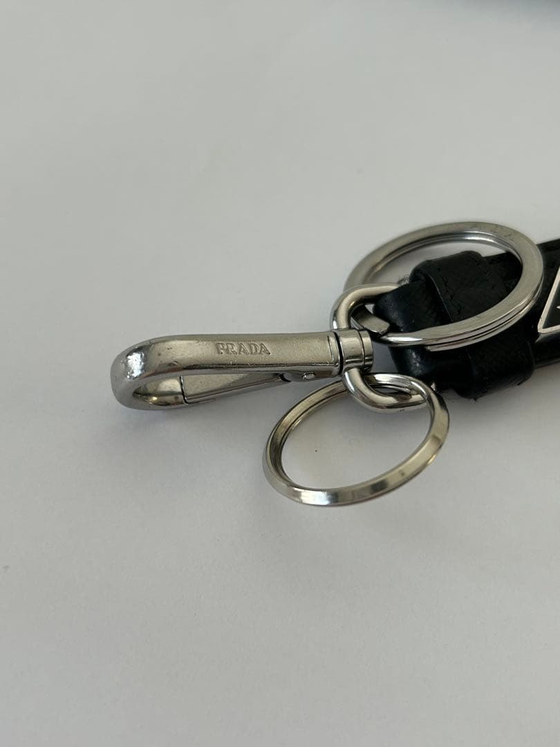PRADA プラダ　三角ロゴ　ブラックレザー キーホルダー　キーリング