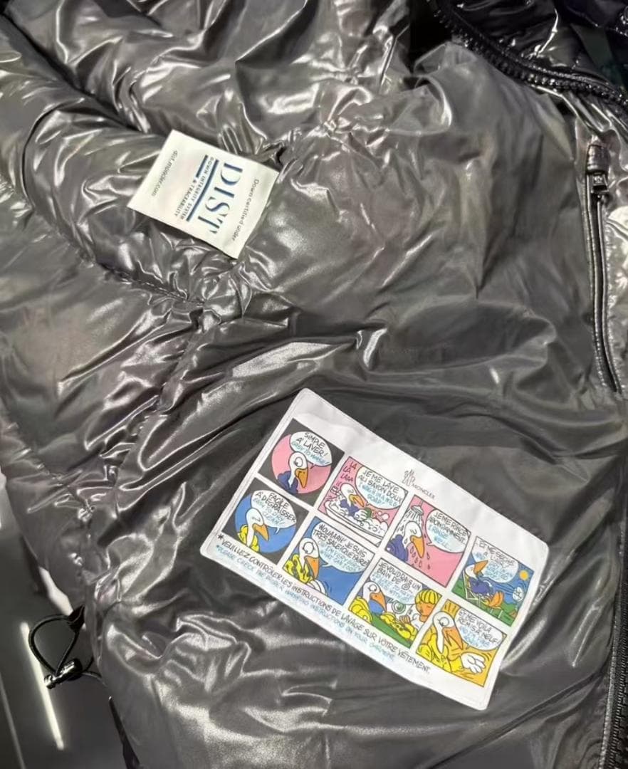 サイズ4 Moncler 光沢のある黒のダウンジャケット