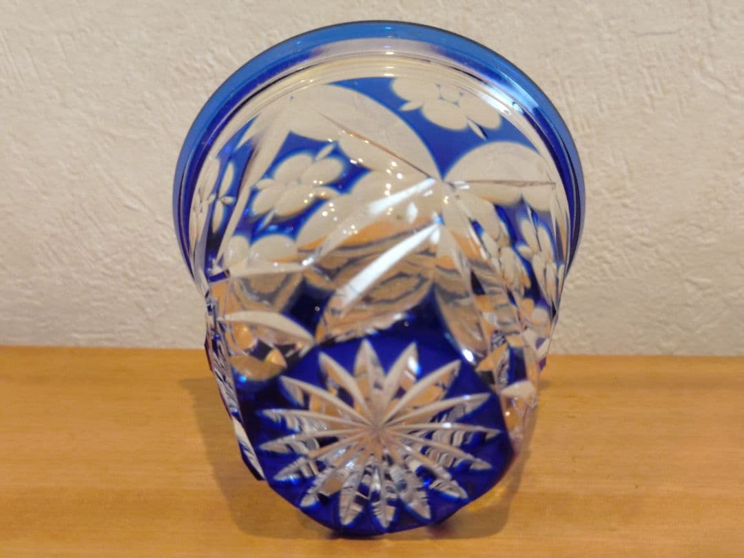 【江戸切子】七宝四花菱文様 ぐい呑 ペア 金赤・瑠璃「硝子工房 彩鳳」木箱入り