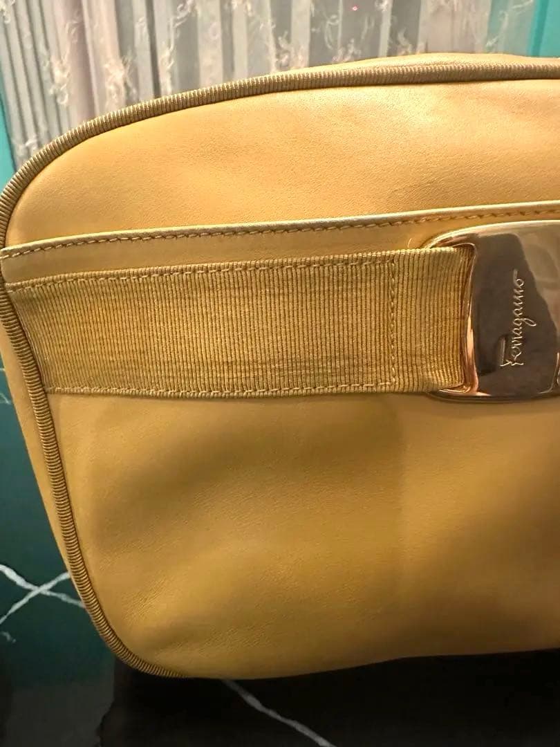 フェラガモ　マスタードポシェット