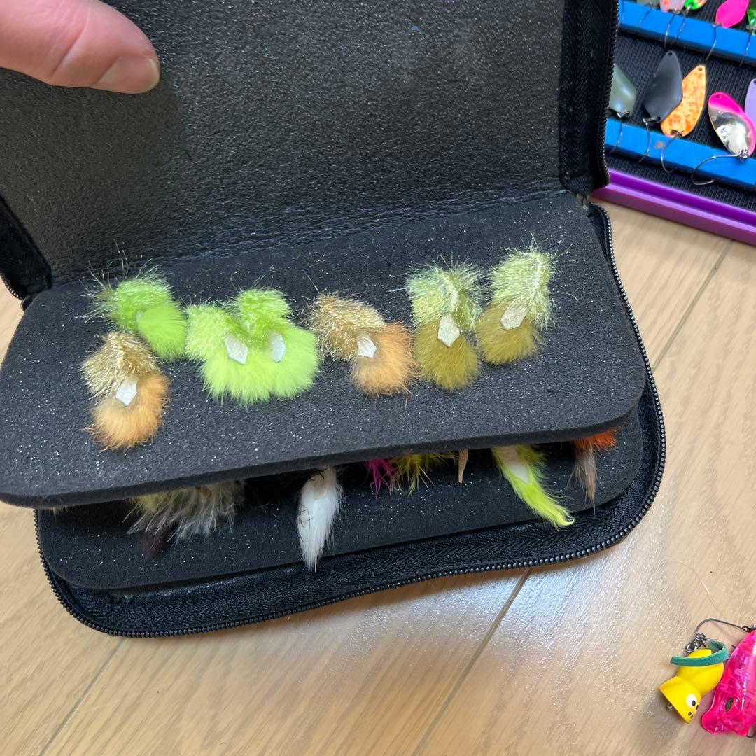 管釣り　スプーンルアーセット（多色・収納ケース付き）