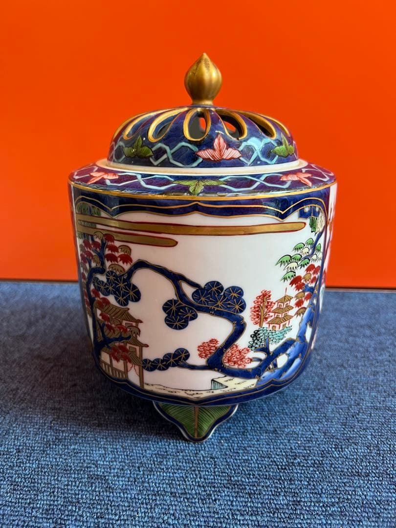 1061 藤井朱明 「古伊万里風香炉」 染付金彩色絵松竹梅風景図 三ツ脚