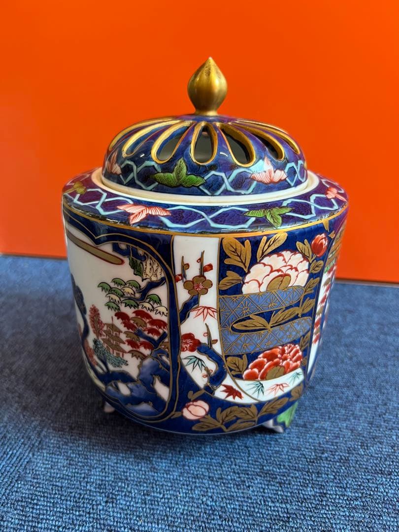 1061 藤井朱明 「古伊万里風香炉」 染付金彩色絵松竹梅風景図 三ツ脚