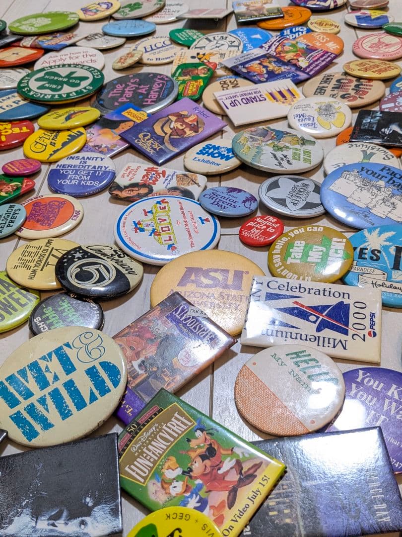 アメリカの缶バッジ 130個 まとめ売り ビンテージ ピンバッジ USA