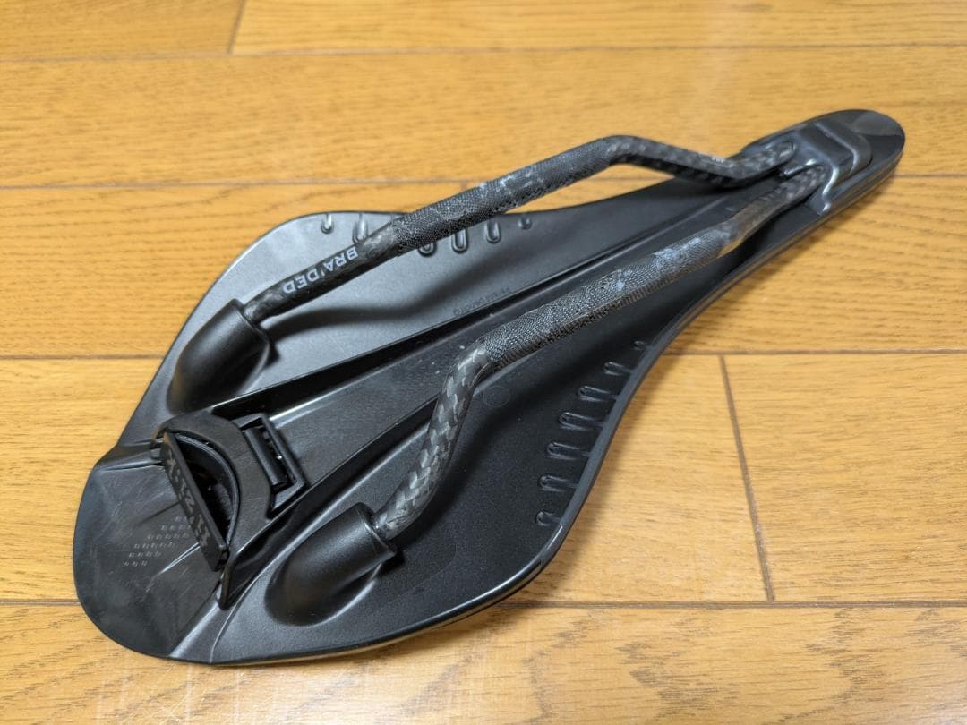 fi’zi:k VERSUS EVO ARIONE R1 サドル 軽量 カーボン