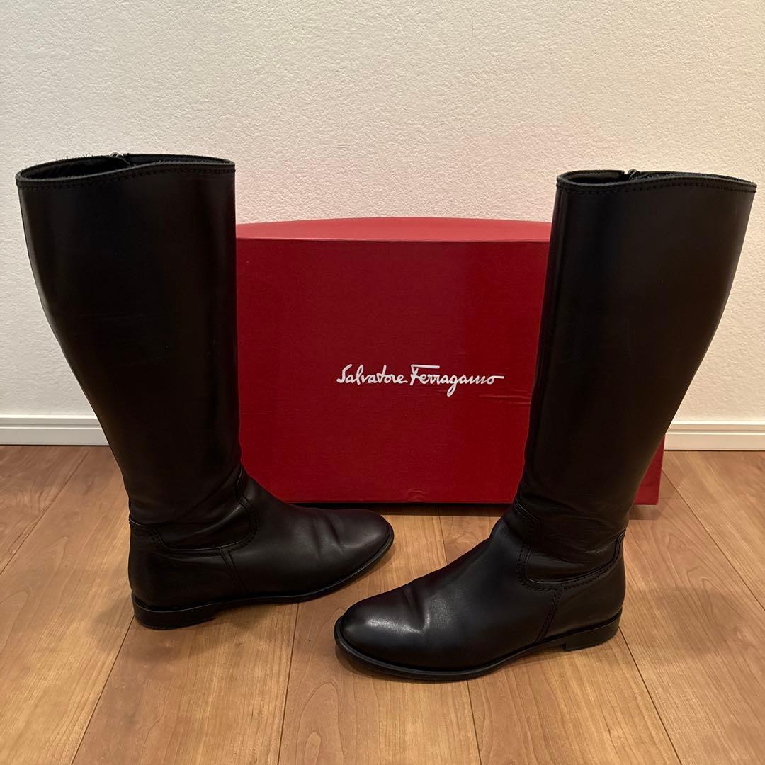 フェラガモ　ローヒールロングブーツ　黒