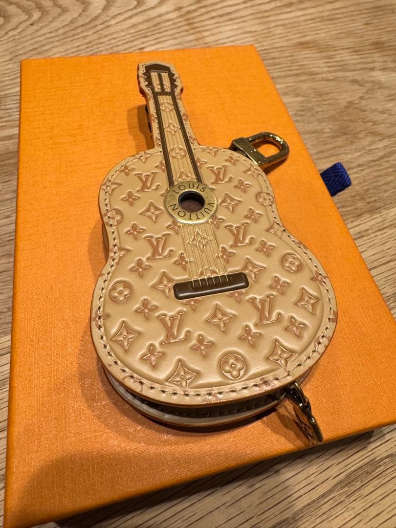 Louis Vuitton ギター型キーホルダー