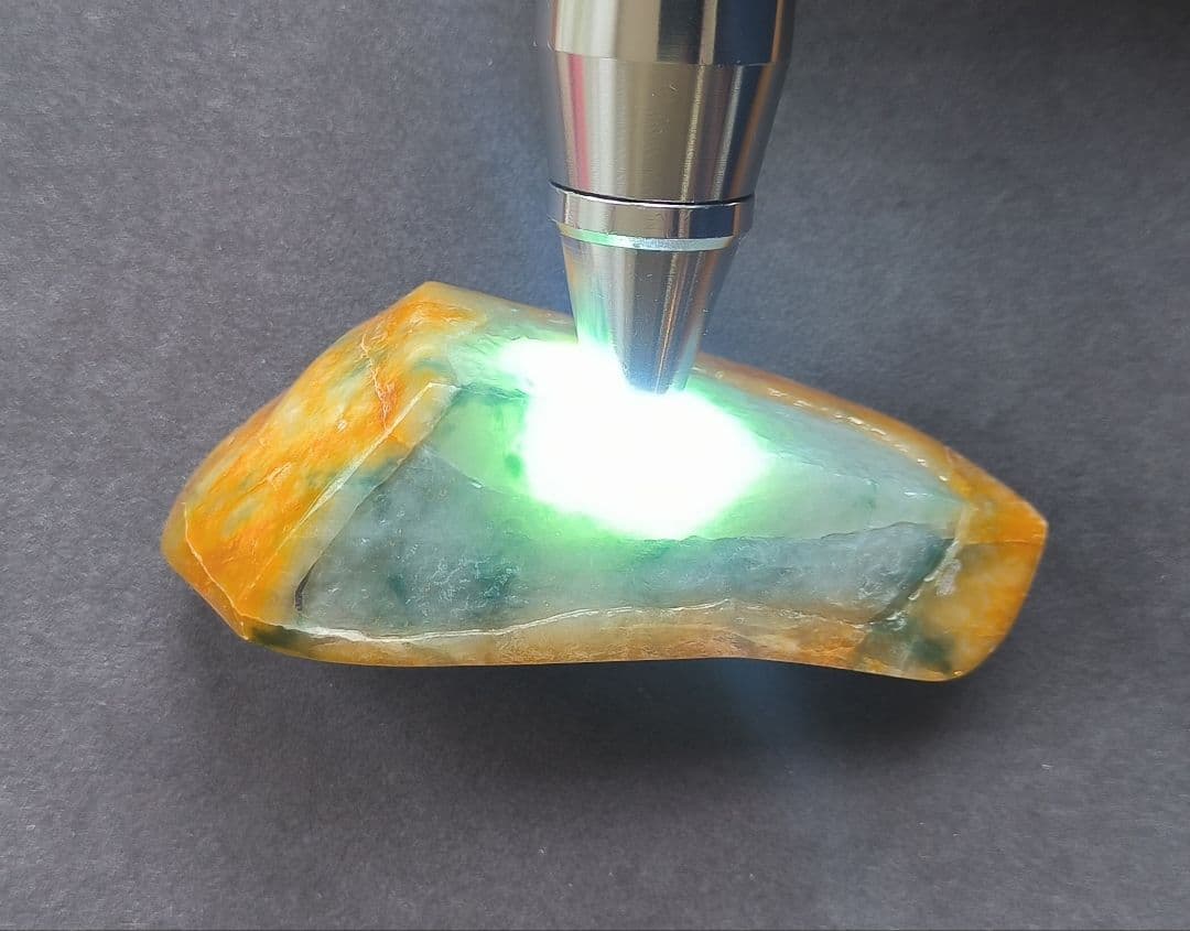 【貴重】ミャンマー産黄本翡翠（ジェダイト）の原石（204ｇ）