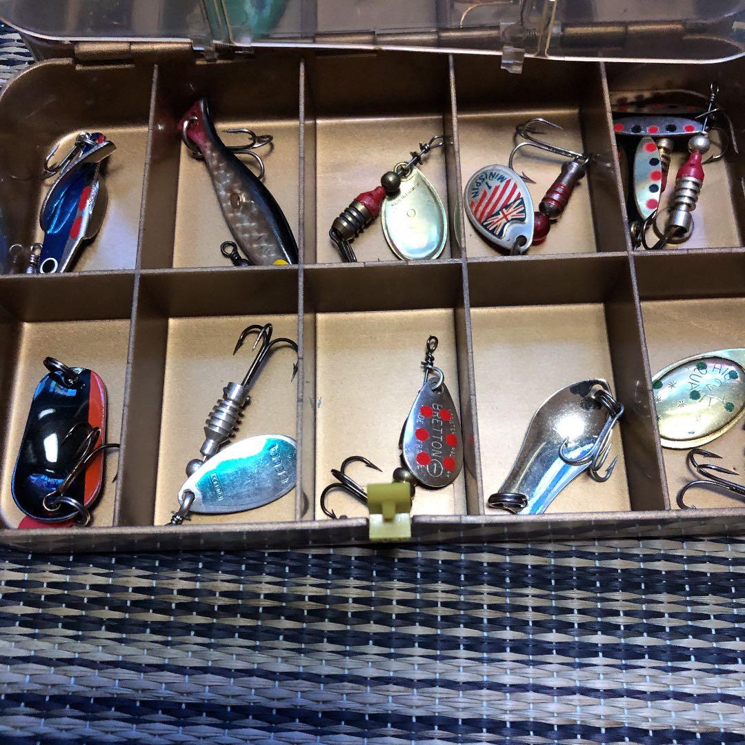 激レア　 昭和レトロ　約50年前のルアー30個、ケース付き。
