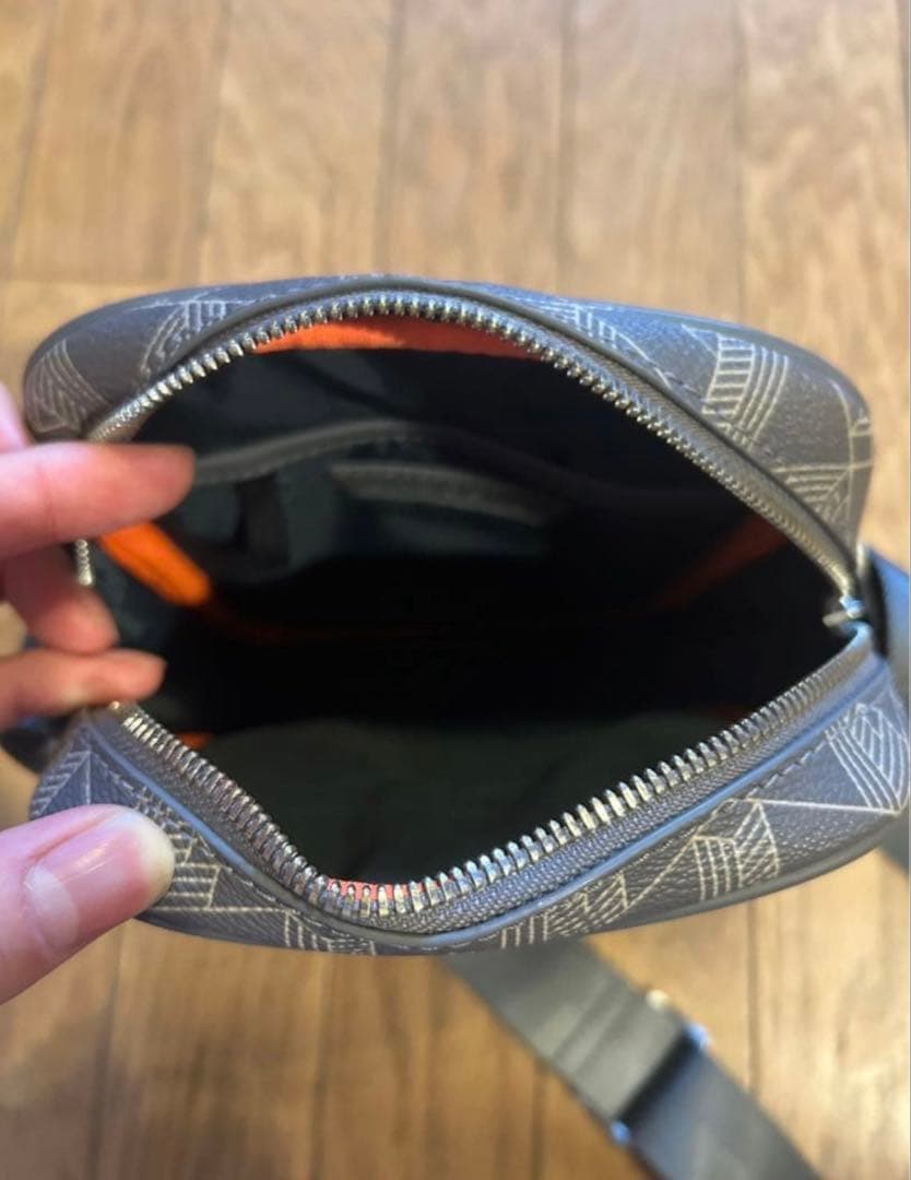 LACOSTEラコステ モノグラムバーティカルショルダーバック チャコールグレー