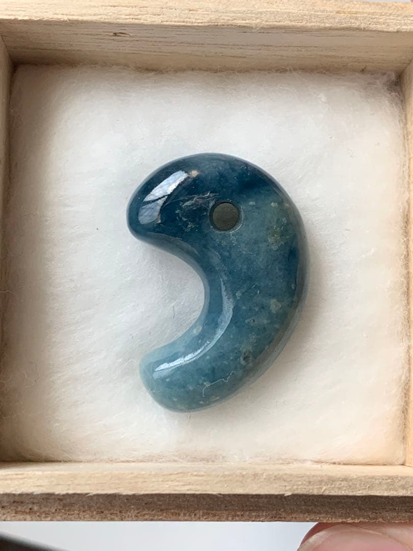 最上級　茄子紺　入りコン沢青翡翠　勾玉　糸魚川翡翠　コン沢勾玉　ひすい　ヒスイ