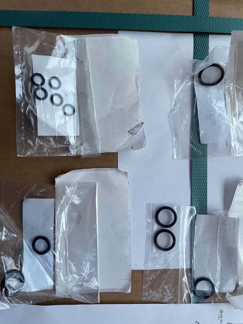 NV350キャラバン　エアコン　コンデンサー新品未使用➕Oリングセット92110