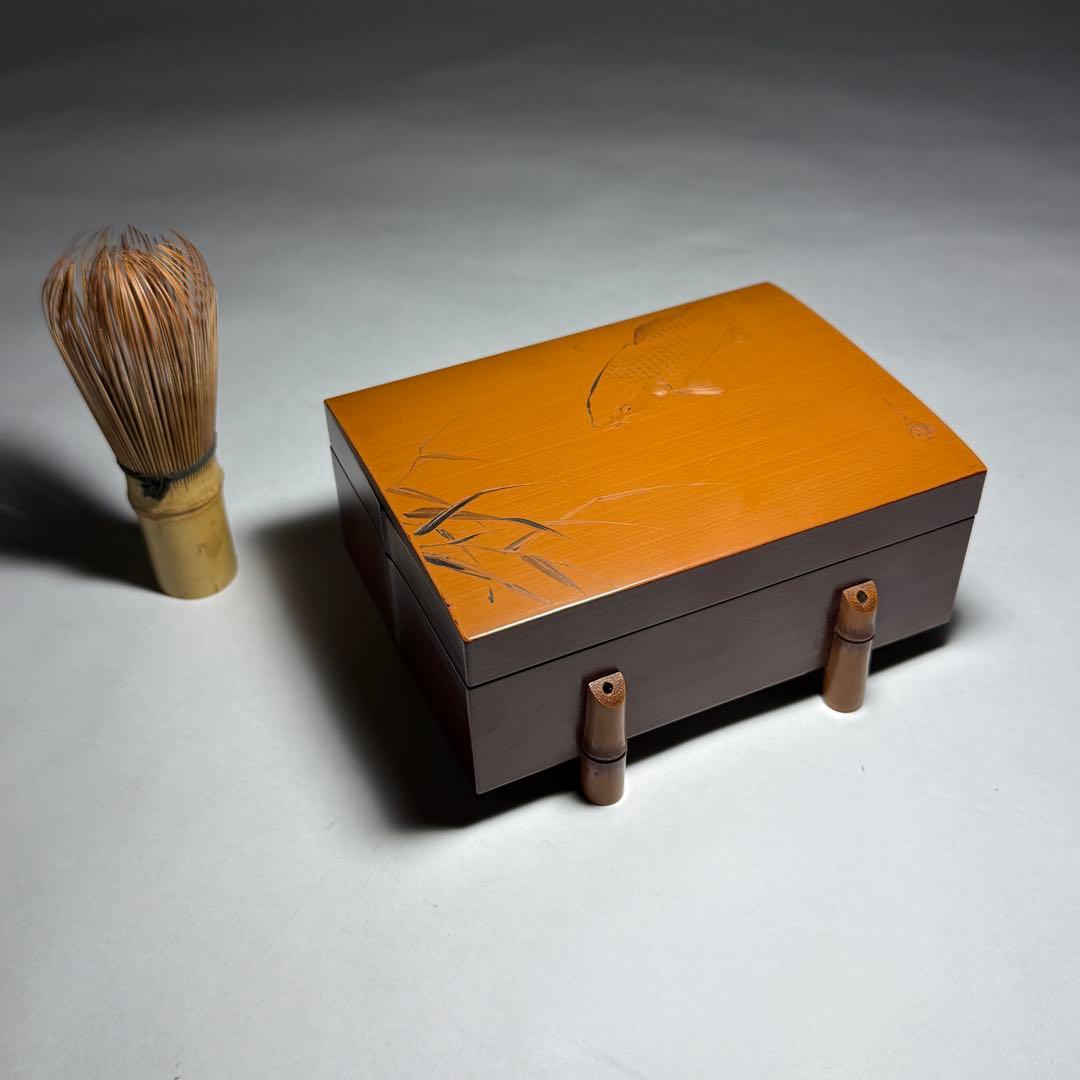 ◆竹製 漆塗片切彫 竹に鯉の図 小物入れ 煙草入れ在銘◆