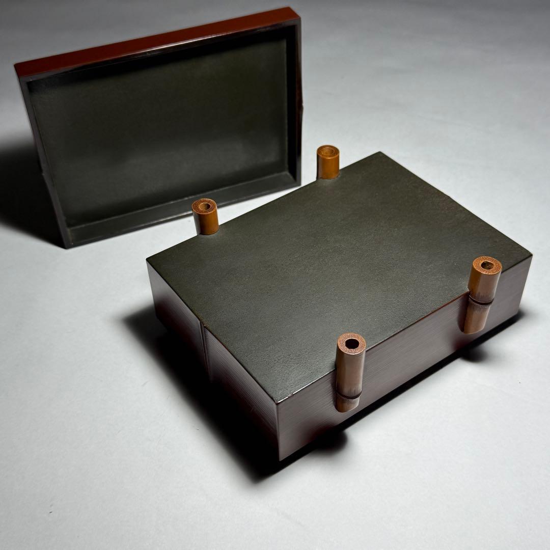 ◆竹製 漆塗片切彫 竹に鯉の図 小物入れ 煙草入れ在銘◆