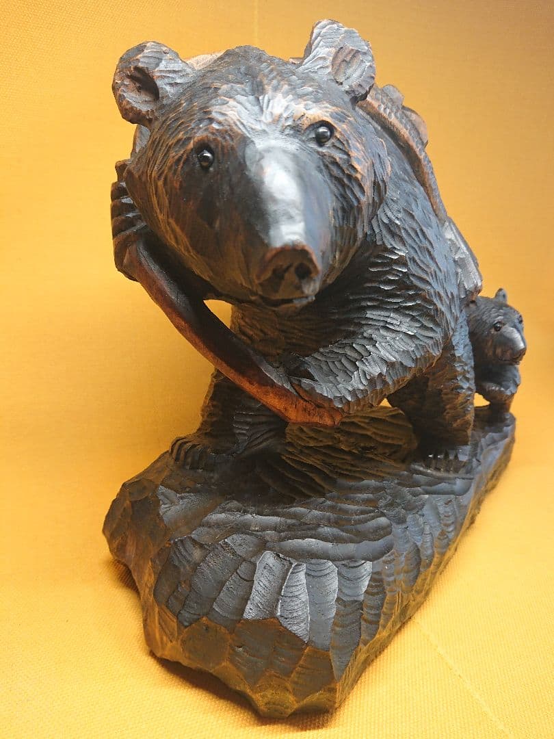 ガラス目　熊　鮭背負い　木彫　骨董　置物　インテリア　工芸品　美術品　A3428