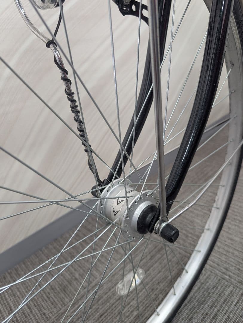 黒いシティサイクル 27インチ 前面バスケット付き、5段ギア、オートライト